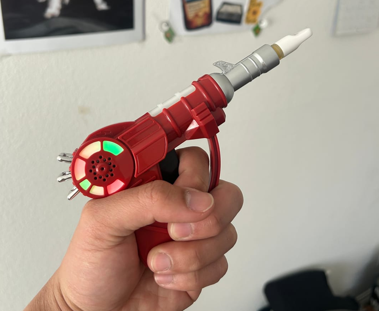 Raygun Penjamin Battery: Blast Off with LED Lights & Sound